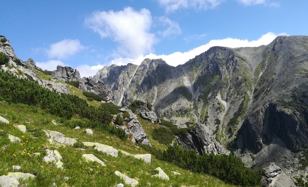 Grań Baszt. Widok ze stoku Skrajnego Soliska.