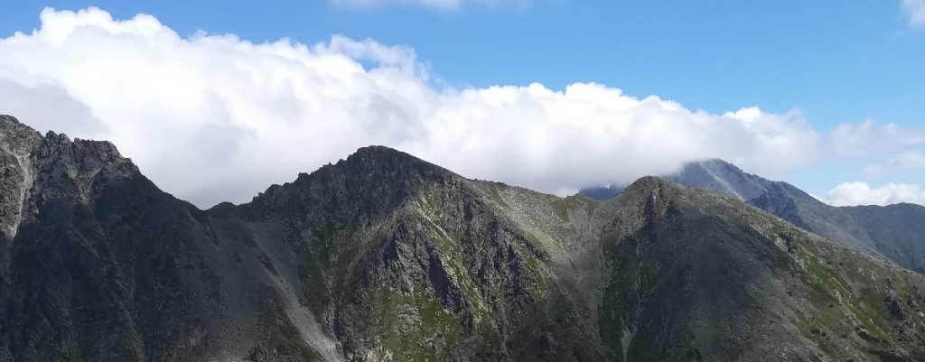 Pośrednia Baszta, Przełęcz nad Szerokim Żlebem, Mała Baszta, Przełęcz nad Skokiem, Skrajna Baszta.