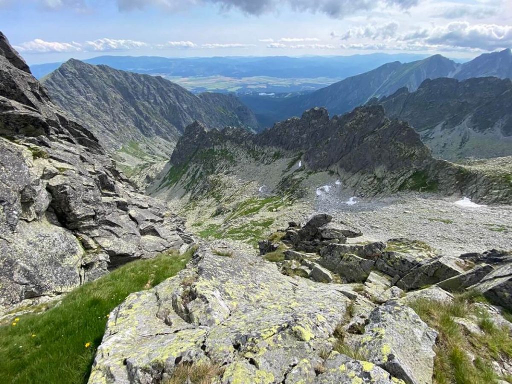 Siarkańska Grań. Widok z grani Szarpanych Turni.