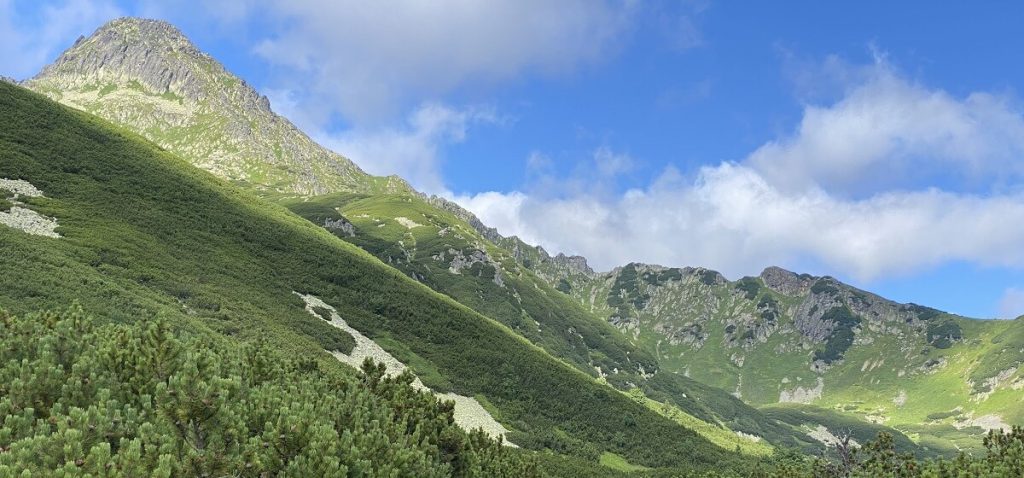 Koperszadzka Grań. Widok z Doliny Białych Stawów.