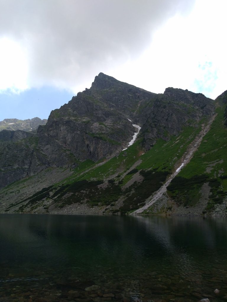 Kościelec i Czuba nad Karbem. Widok z Czarnego Stawu Gąsienicowego.