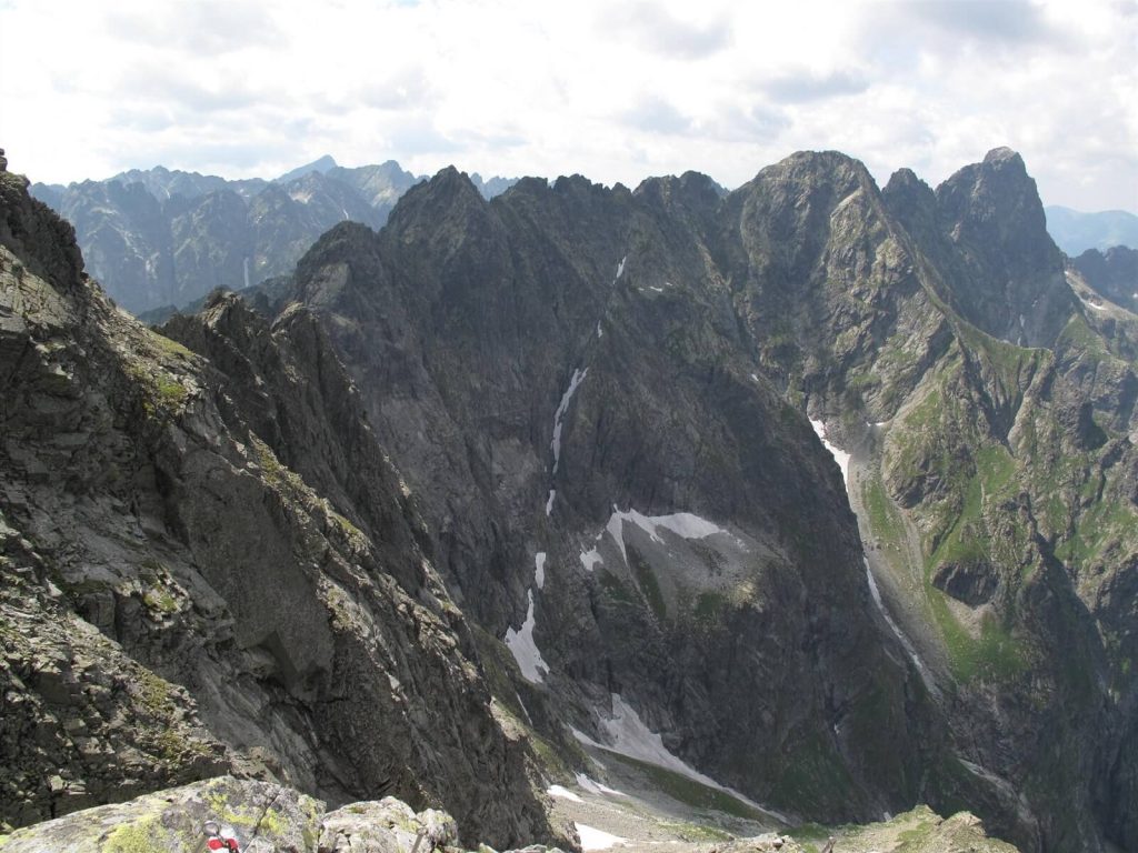 Wołowy Grzbiet. Widok ze szlaku na Rysy.