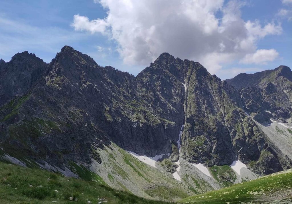 Szczyrbska Grań. Hlińska Turnia i Szczyrbski Szczyt. W oddali Hruby Wierch. Widok ze szlaku na Koprowy Wierch.